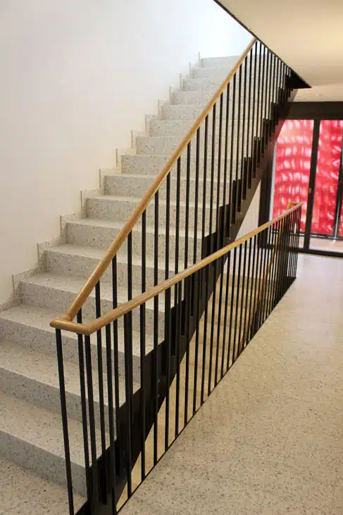 Referenz Treppen Metallgeländer mit Handlauf aus Holz
