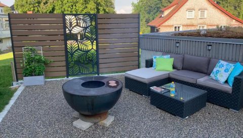 Gartensitzplatz mit WPC Sichtschutz & Grillschale