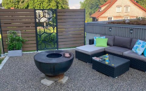 Gartensitzplatz mit WPC Sichtschutz & Grillschale